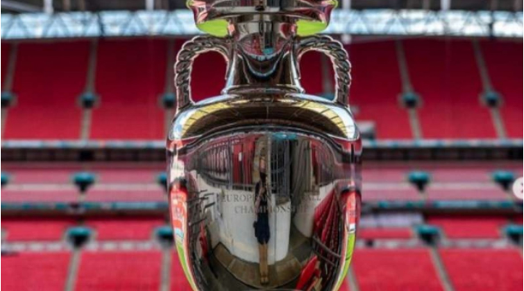 Hãy theo dõi trực tiếp Euro để biết được ai sẽ là nhà vô địch năm nay nhé Hãy theo dõi trực tiếp Euro để biết được ai sẽ là nhà vô địch năm nay nhé