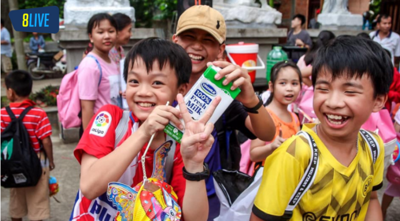 Trẻ em miền Tây háo hức khi được nhận quà từ 8live